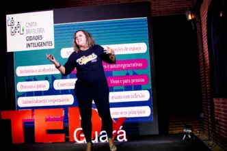 As contribuições de Cristiane junto à Carta Brasileira de Cidades Inteligentes A palestrante em uma entrevista recente para uma emissora de TV, explica como entrou no campo das cidades inteligentes contribuindo para o desenvolvimento da Carta Brasileira de Cidades Inteligentes, e posteriormente começou a trabalhar em projetos através do Instituto Multiplicidades. Um desses projetos, Hackacity Guará, visa implementar uma cidade inteligente em um bairro ou região específica, fornecendo oportunidades para a juventude local desenvolver ideias e negócios inovadores, e, finalmente, viver e trabalhar na cidade onde moram. O projeto, que é apoiado pelo Ministério da Ciência, Tecnologia e pela administração de Guará, com foco em educação, tecnologia e inserção no mercado para os jovens participantes tem sido uma referência em termos de políticas públicas aplicadas ao desenvolvimento de uma maneira de colaborar com os moradores da cidade. Entre algumas ações de sucesso no tema do empreendedorismo de inovação e promoção da economia digital e criativa, um Hackathon realizado na Faculdade Projeção, direcionou as ideias para os problemas reais da cidade e as três ideias empreendedoras de sucesso que ganharam a gincana receberam financiamento por meio de uma bolsa FAPDF, totalizando R$ 60.000 para saírem do papel. Uma dessas ideias foi a implementação de um posto de saúde em Guará, que visava gerenciar e distribuir medicamentos para a população local por meio de um aplicativo de celular. Outra ideia foi o desenvolvimento de um aplicativo para controlar e monitorar medicamentos dentro do posto de saúde. A palestrante também mencionou projetos em andamento, incluindo “Igualando Oportunidades”, que se concentra em inserir jovens negros no mercado de trabalho.